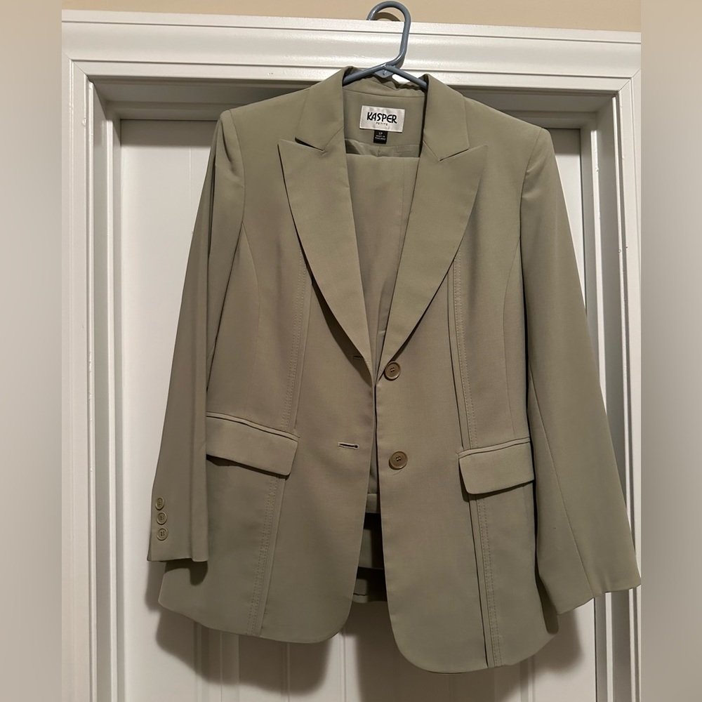 Jasper size 8 petite pale green suit In great condition.